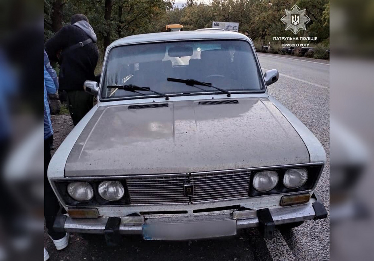 Патрульні інспектори за порушення правил дорожнього руху зупинили автомобіль ВАЗ