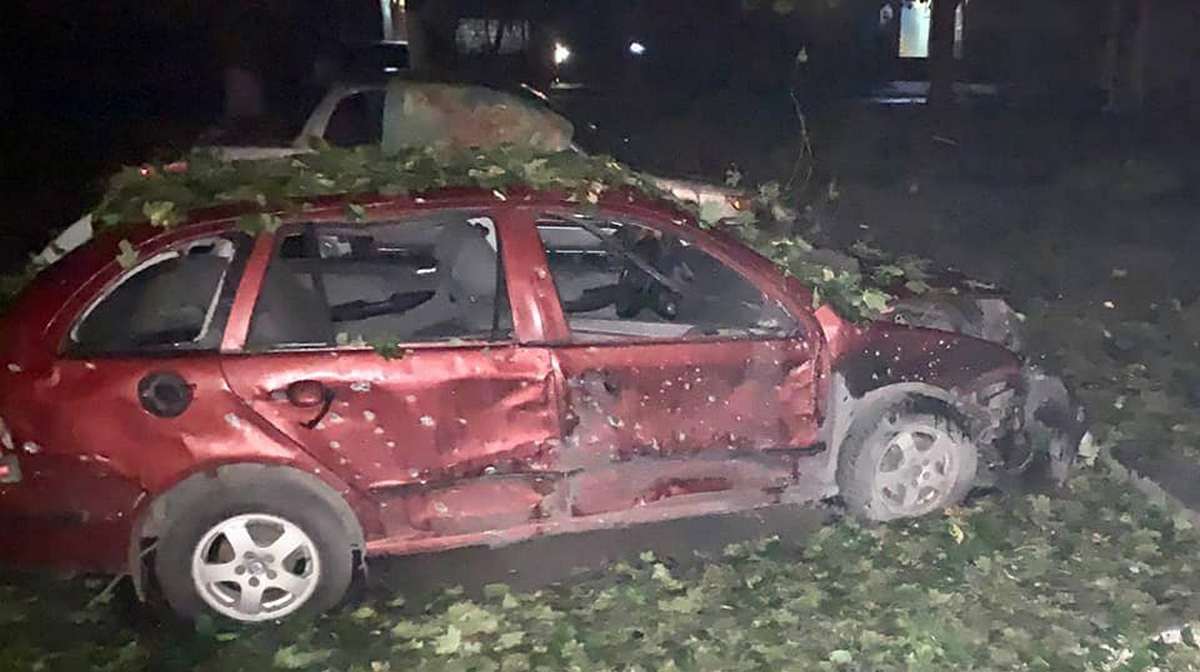 Уламками снарядів побило автівки