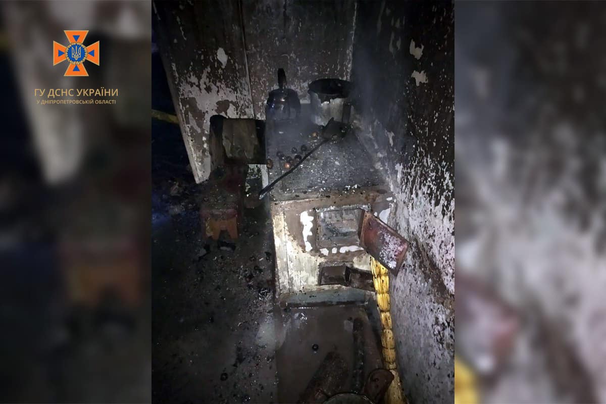 Вогнем знищено домашнє майно, пошкоджено вхідні двері будинку.