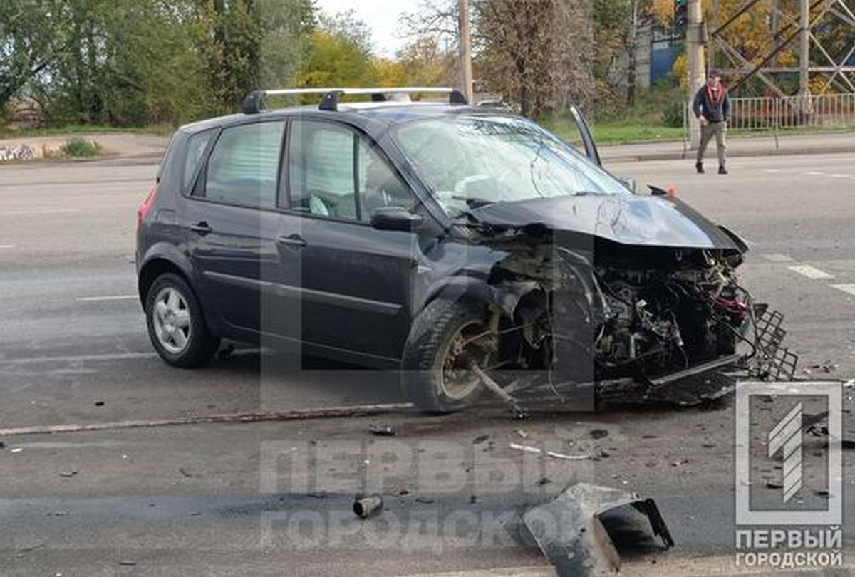 Водія Renault врятували подушки безпеки.