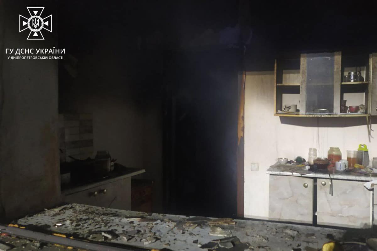 У будинку пошкоджені меблі, домашні речі, обгоріли стіни