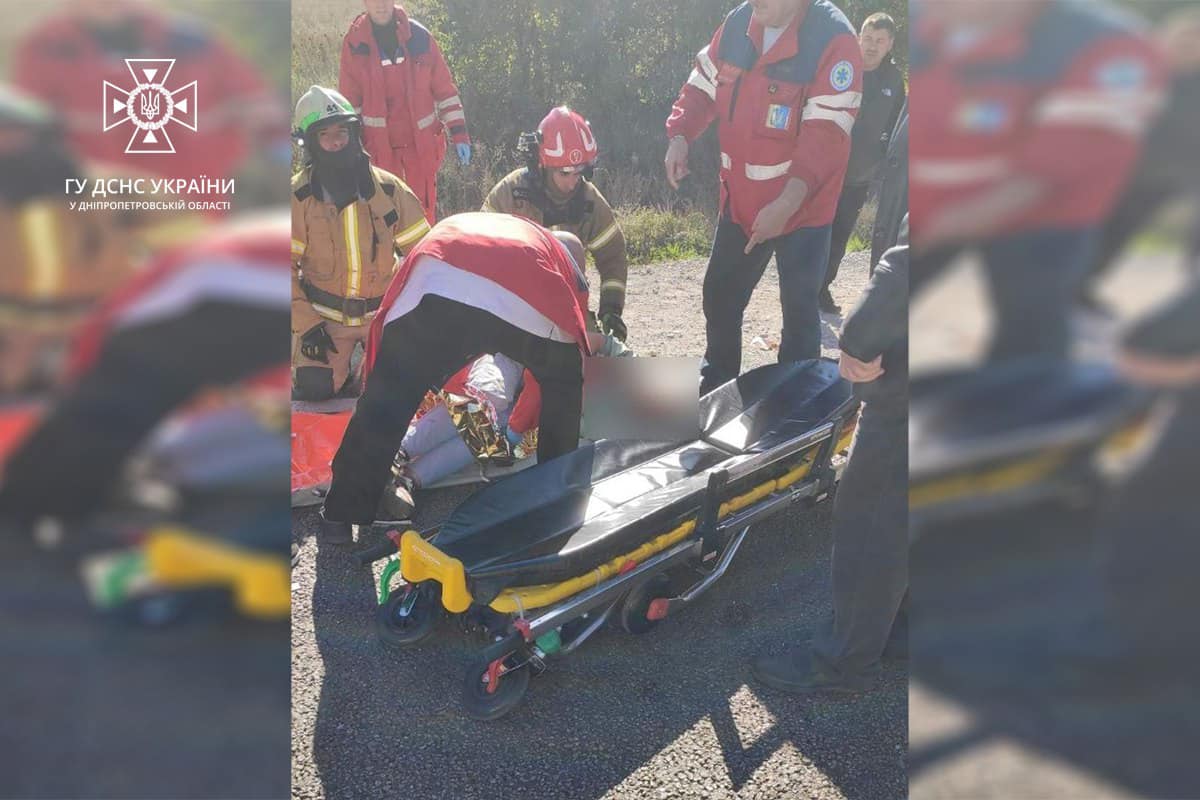Рятувальники за допомогою гідравлічного інструменту розрізали конструкції автомобіля «ВАЗ 2103» та врятували постраждалого водія.