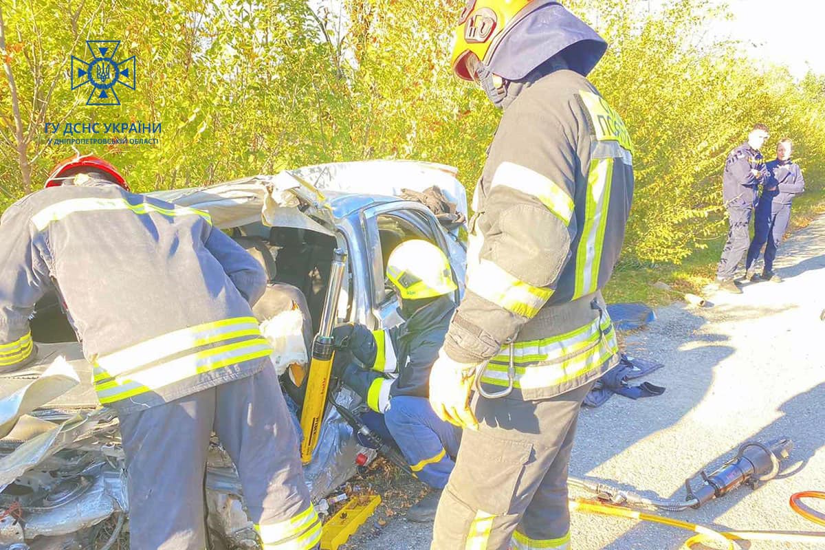 За допомогою аварійно-рятувального обладнання надзвичайники вилучили з автомобіля «Mitsubishi Lancer» тіло загиблого водія