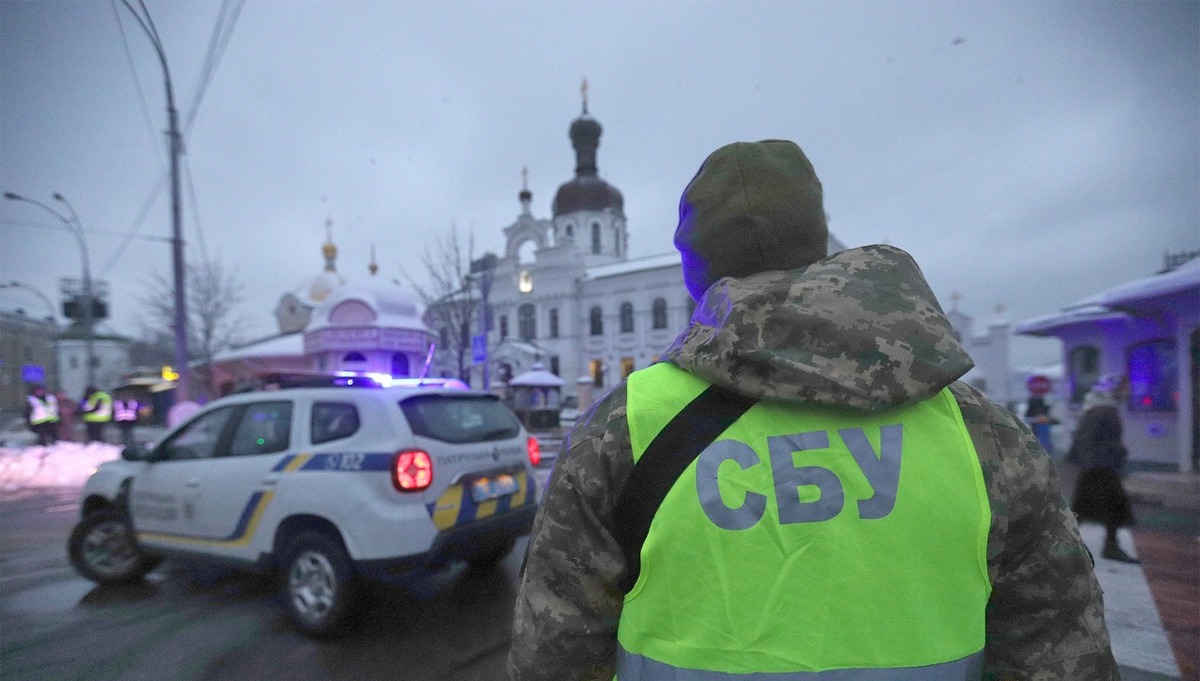 Співробітники СБУ здійснюють перевірку осіб на території Лаври щодо їхньої причетності до протиправної діяльності на шкоду державному суверенітету України.