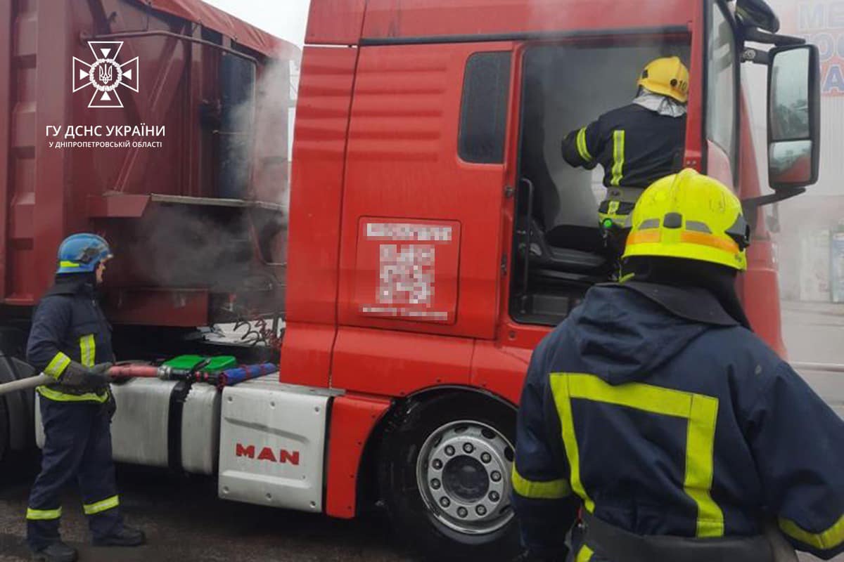 Вогнем пошкоджено моторний відсік та кабіну вантажівки на площі 4 кв.м.