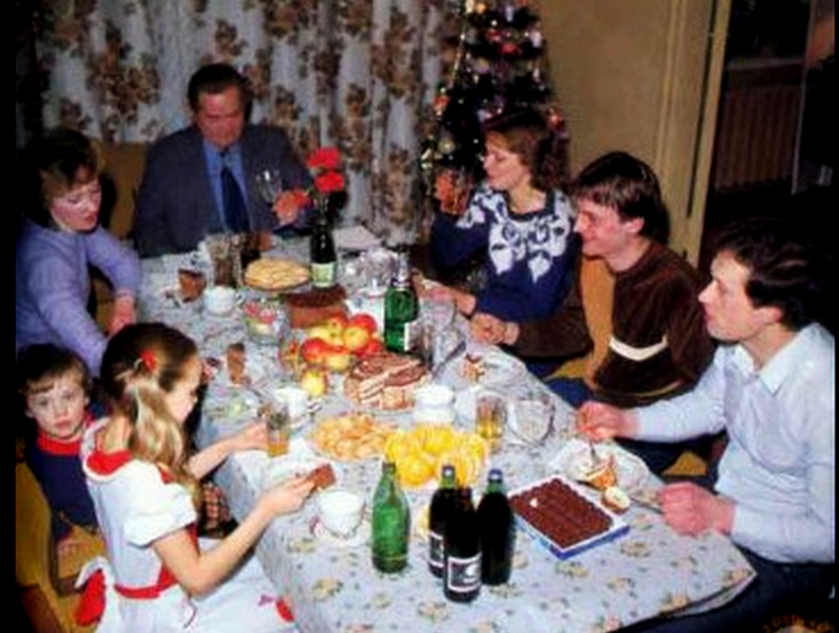Сім'я за новорічним столом