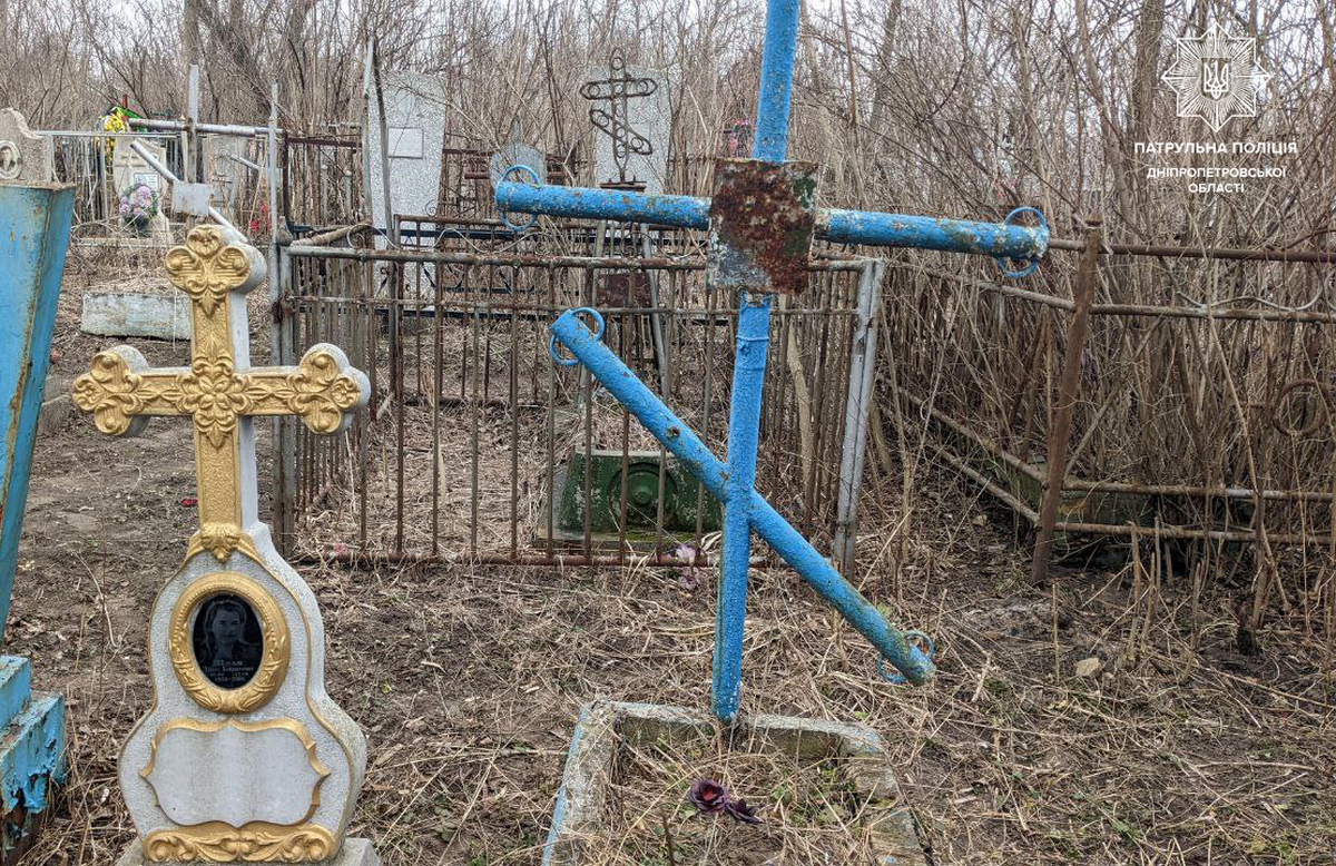 На цвинтарі двоє чоловіків намагалися зламати хрести з могили