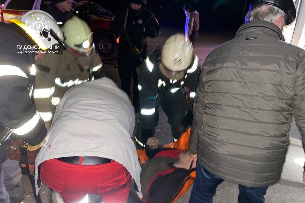 За допомогою аварійно-рятувального обладнання рятувальники вивільнили чоловіка з легковика ЗАЗ.