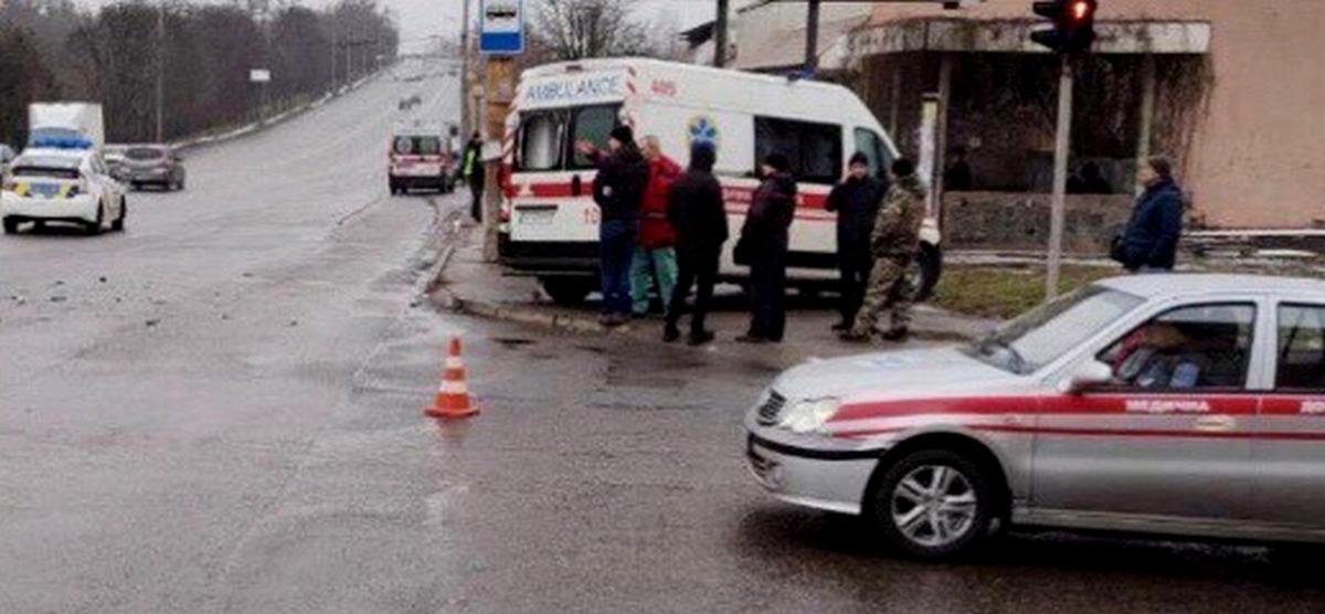 Аварія сталася на регульованому світлофором перехресті на вулиці Сурикова та Колачевського.