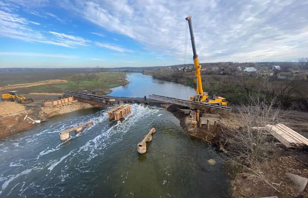 Міст підірвали росіяни, щоб затримати наступ української армії. Але це їм не допомогло