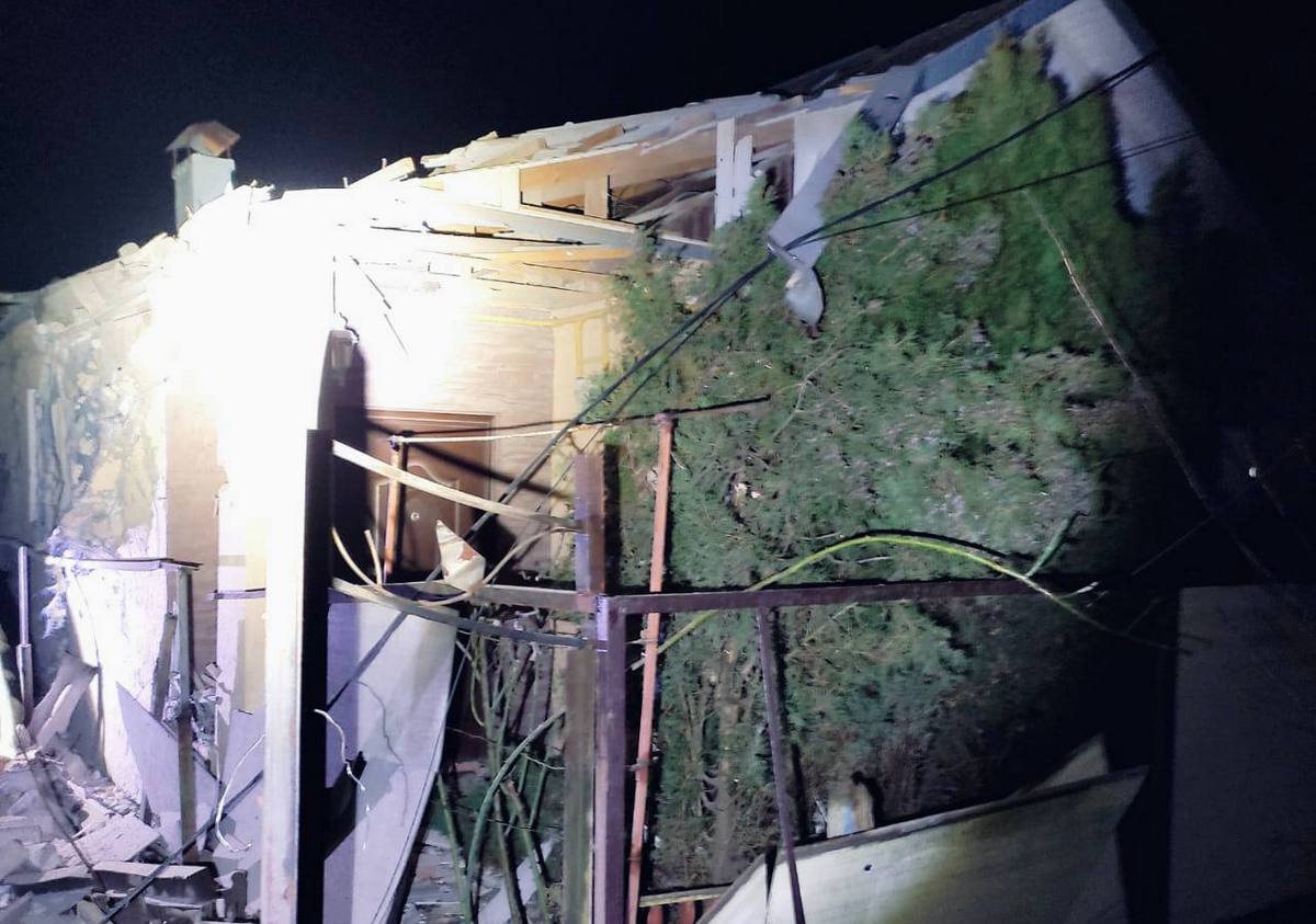 Внаслідок атаки в Нікополі пошкоджено вісім приватних будинків, автівку, два газогони та електромережі.