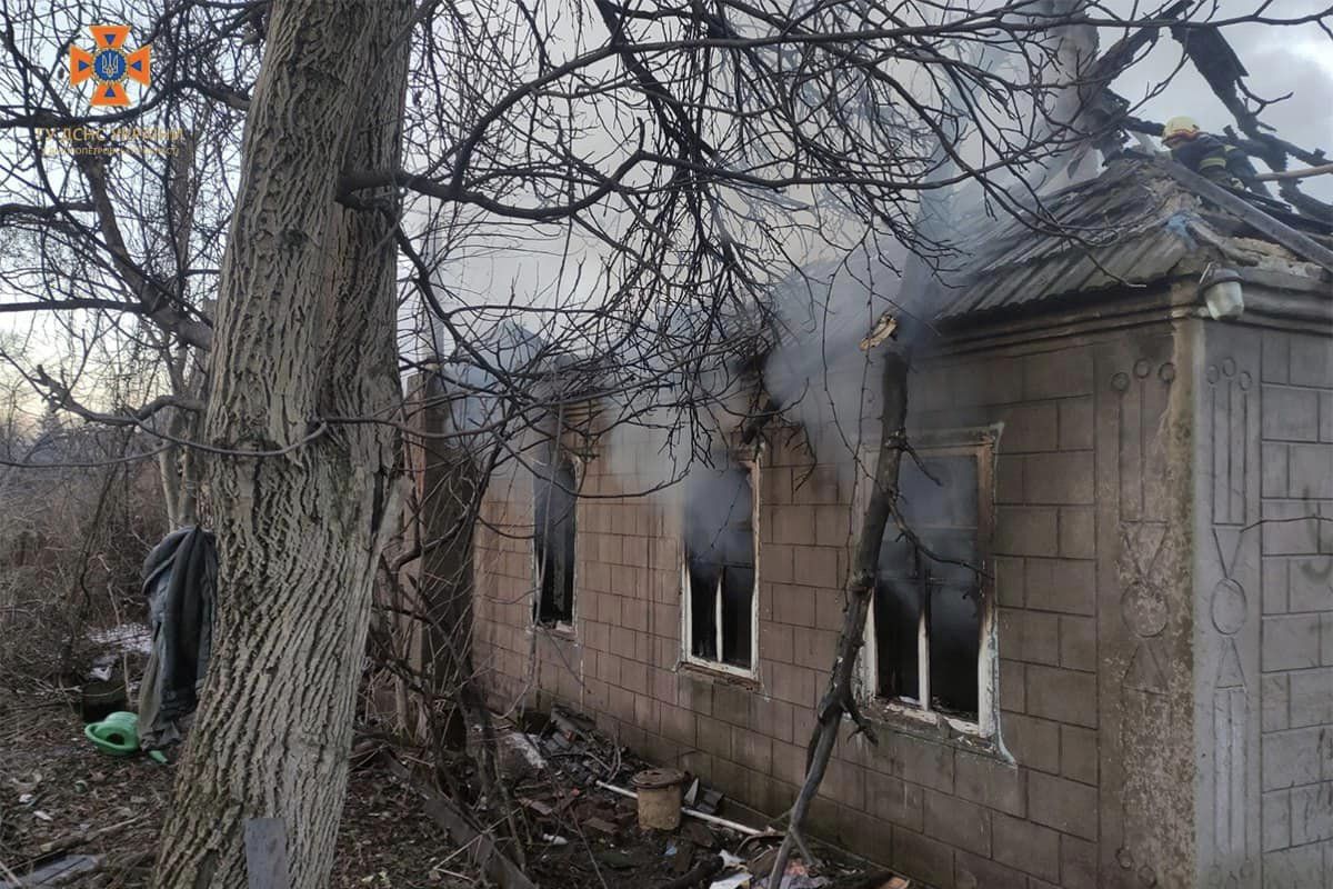 Вогнем знищено дах житлового будинку, пошкоджено конструкції будинку та речі домашнього вжитку.