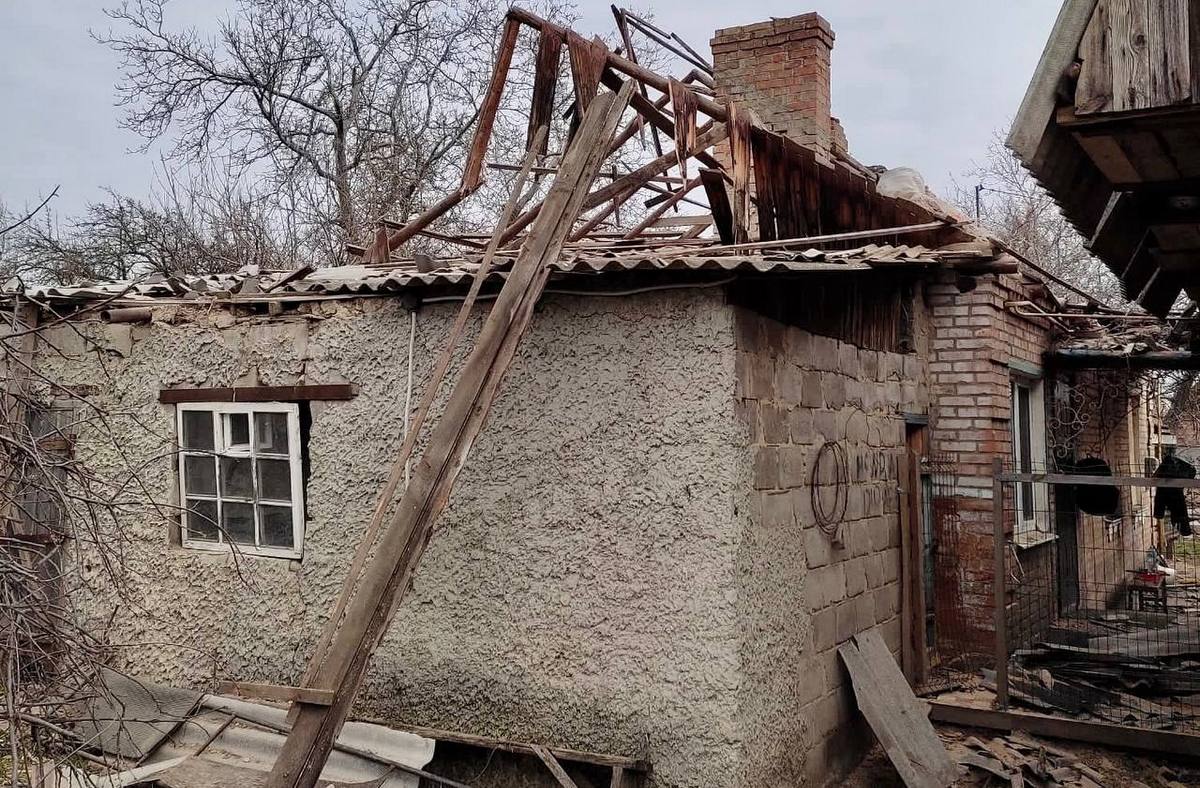 Пошкоджений російськім обстрілом будинок