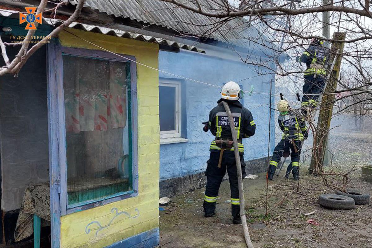 Пожежа поширювалась на конструкції даху оселі.