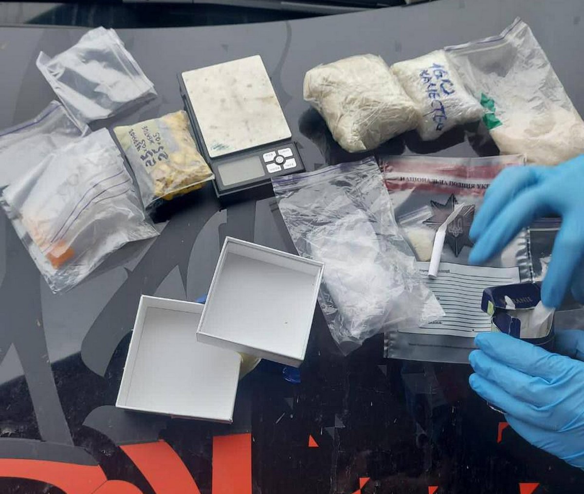 Поліцейські вилучили сліп-пакет із 50 згортками з психотропною речовиною «АЛЬФА-PVP», пакет з психотропною речовиною «АЛЬФА-PVP» вагою близько кілограма та метамфетамін