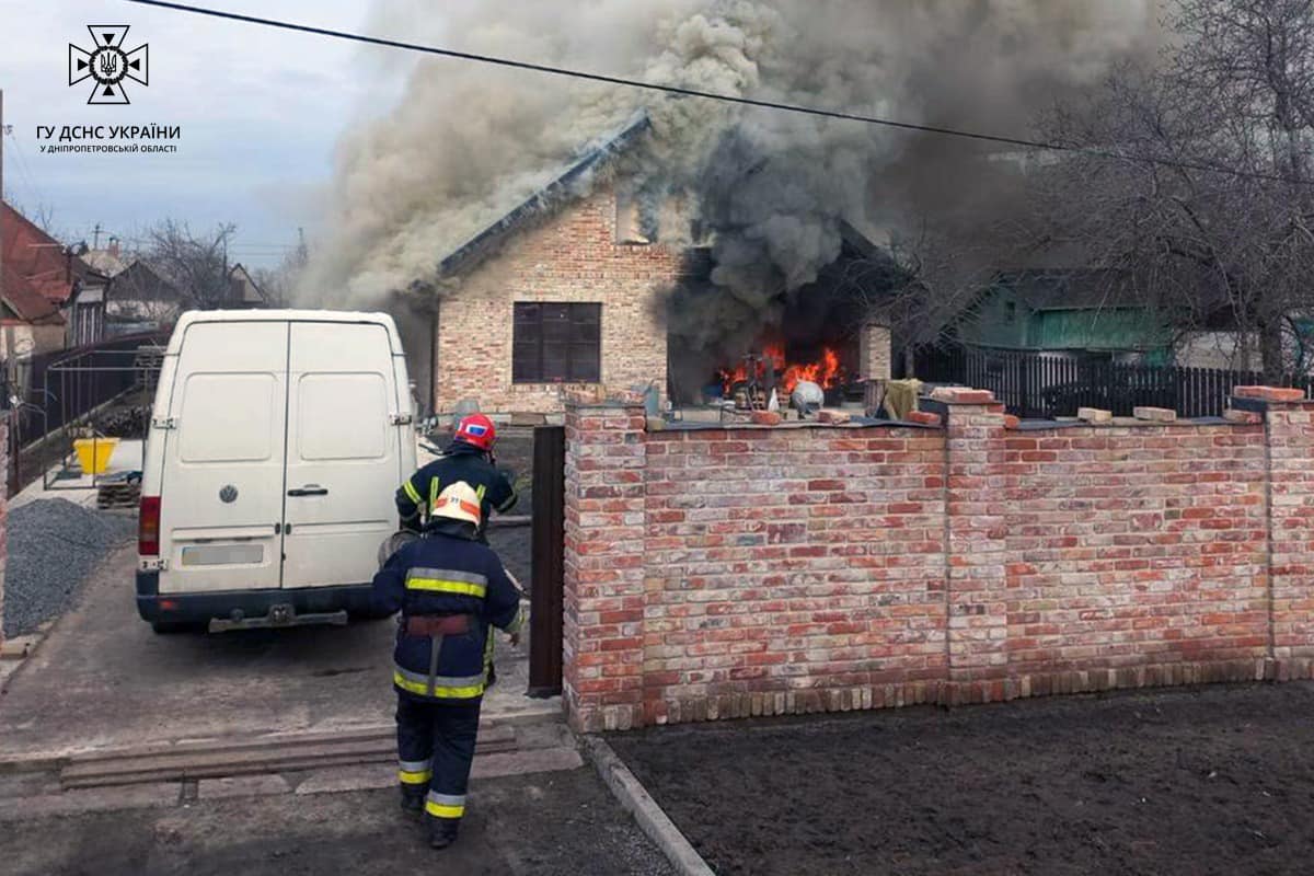 У приватному житловому секторі на вулиці Костріченка міста Новомосковськ горить будинок
