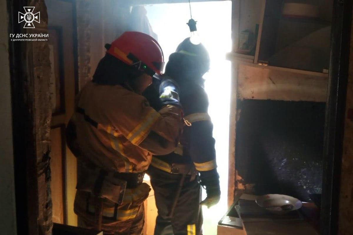 Рятувальники встановили, що з вікна квартири на другому поверсі йде дим.