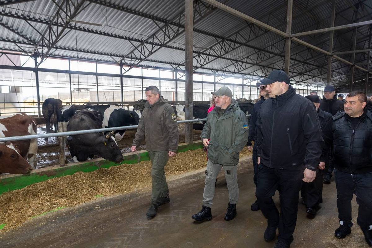 Допомогли Дніпропетровська ОВА та місцевий фермер