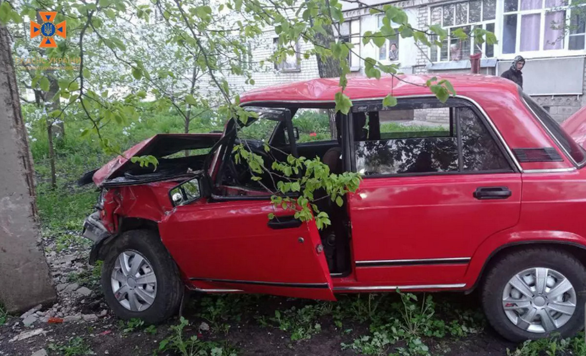 Водій легковика не справився з керуванням та врізався у залізобетонну опору