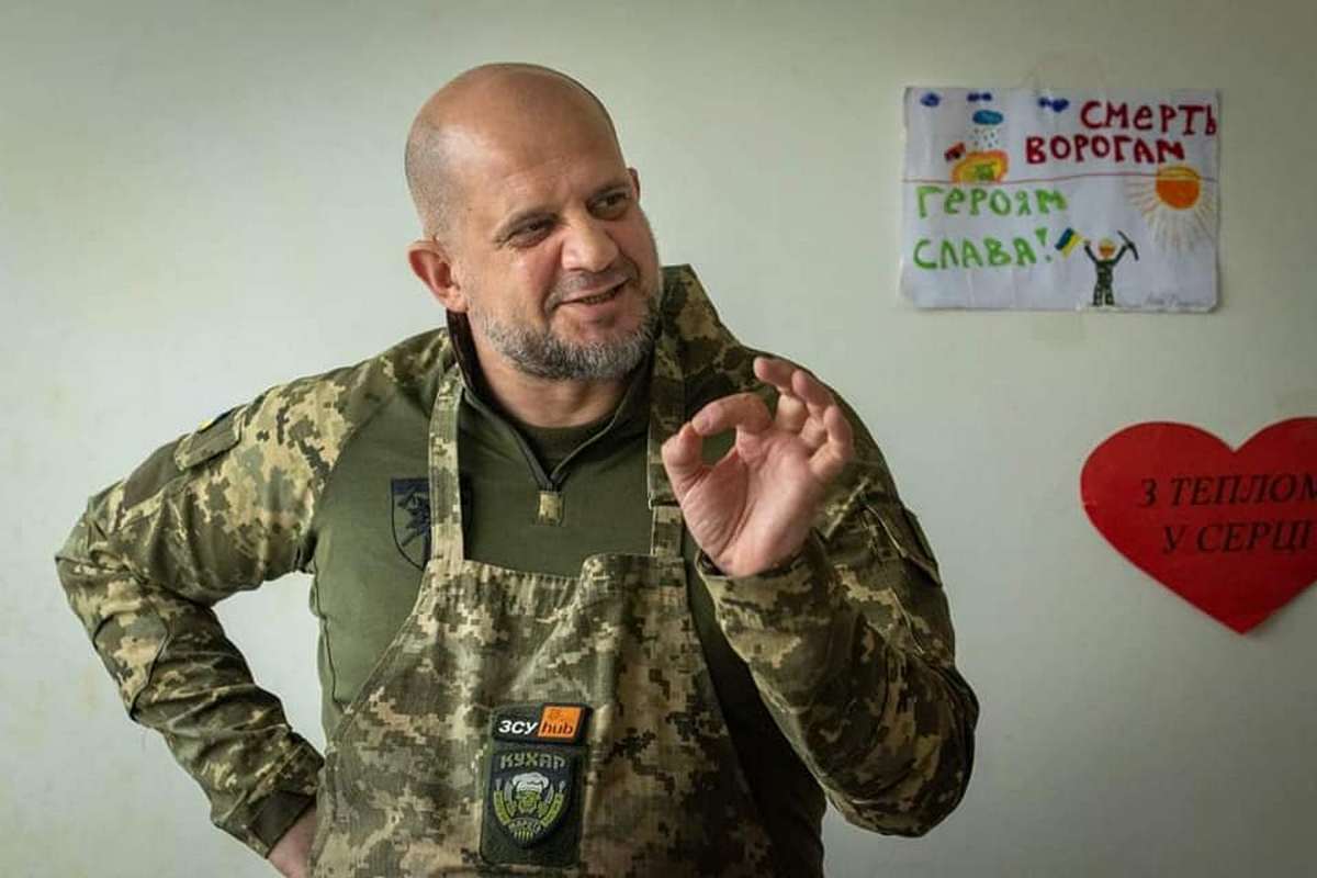 Один з найкращих кулінарів України готує для військових на передовій