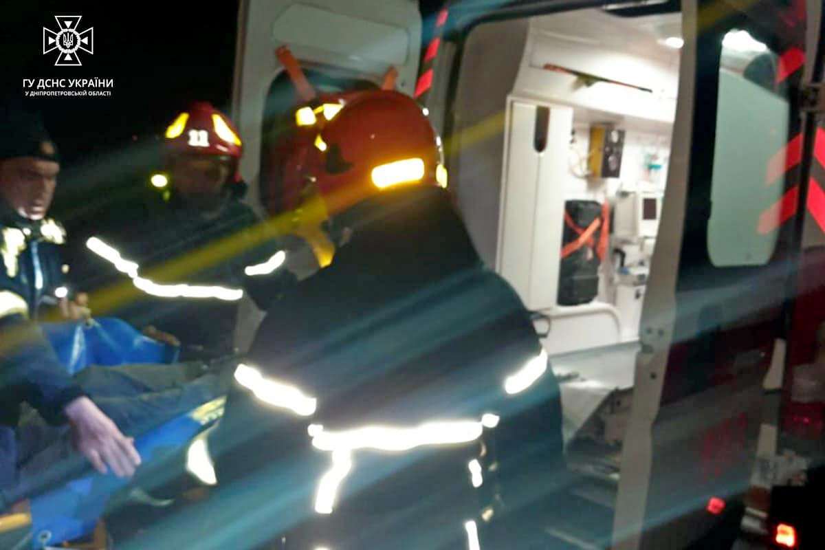 Рятувальники винесли постраждалого на свіже повітря та передали медикам екстреної медичної допомоги