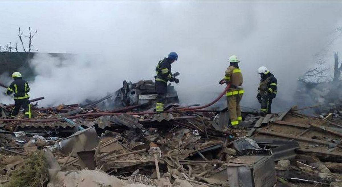 У результаті обстрілу у Павлограді на промисловому підприємстві сталася пожежа, яку рятувальники вже приборкали.