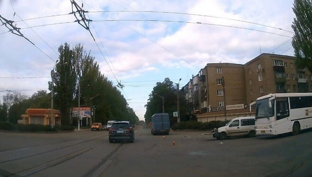 ДТП на перехресті вулиці Соборності на проспекта Металургів
