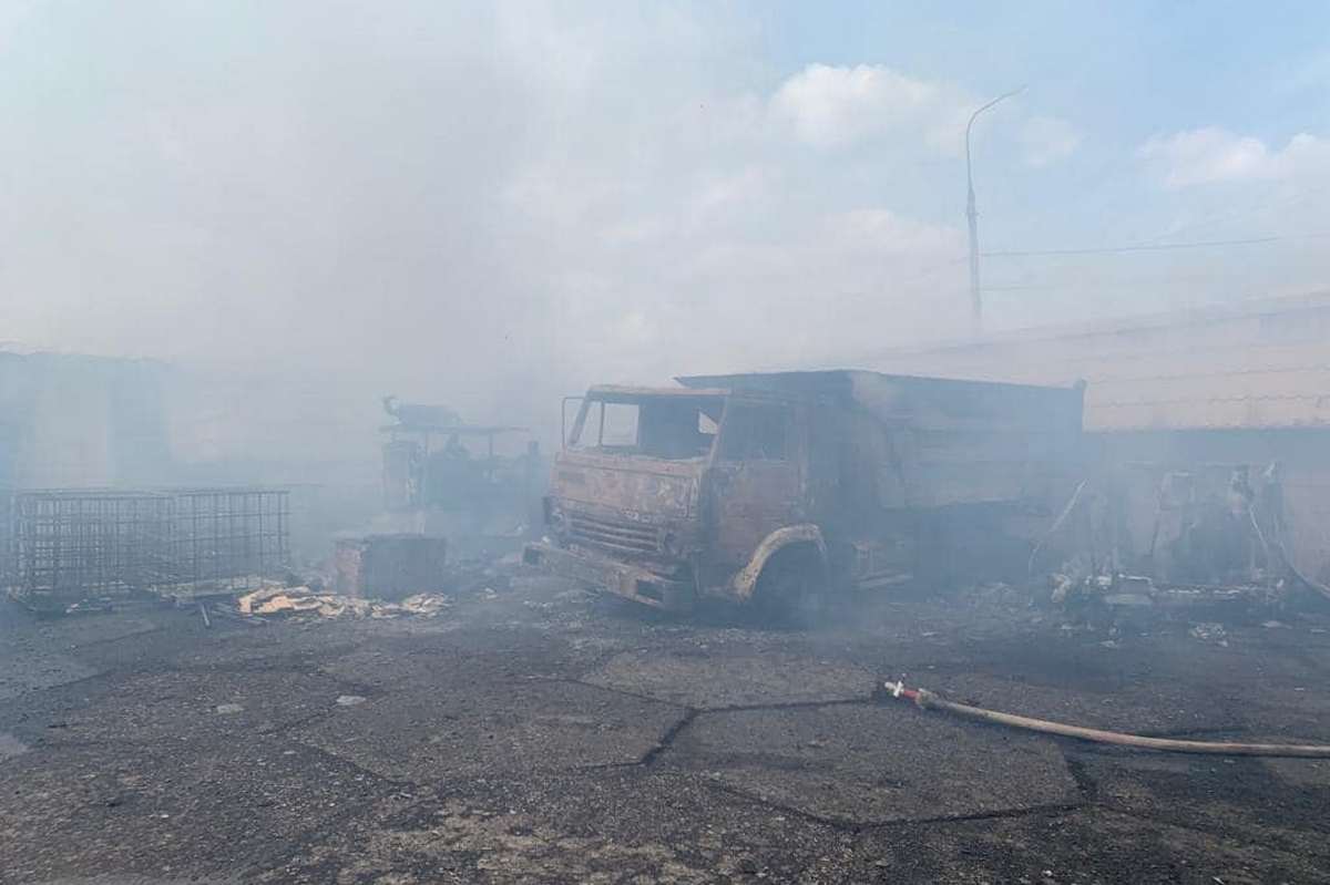 У Центрально-міському районі Кривого Рогу загорілися склади СТО