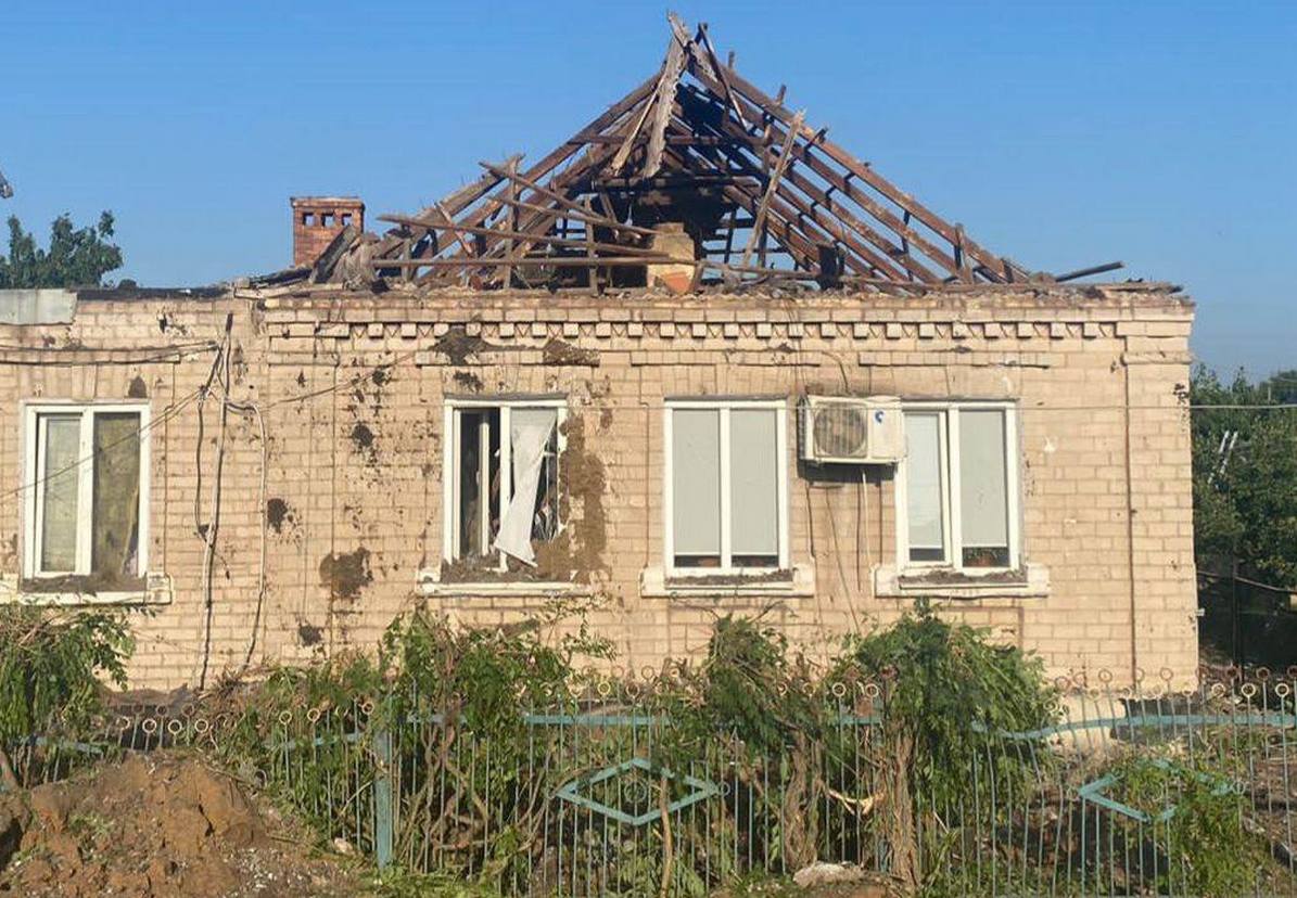 Пошкоджений російським обстрілом приватний будинок