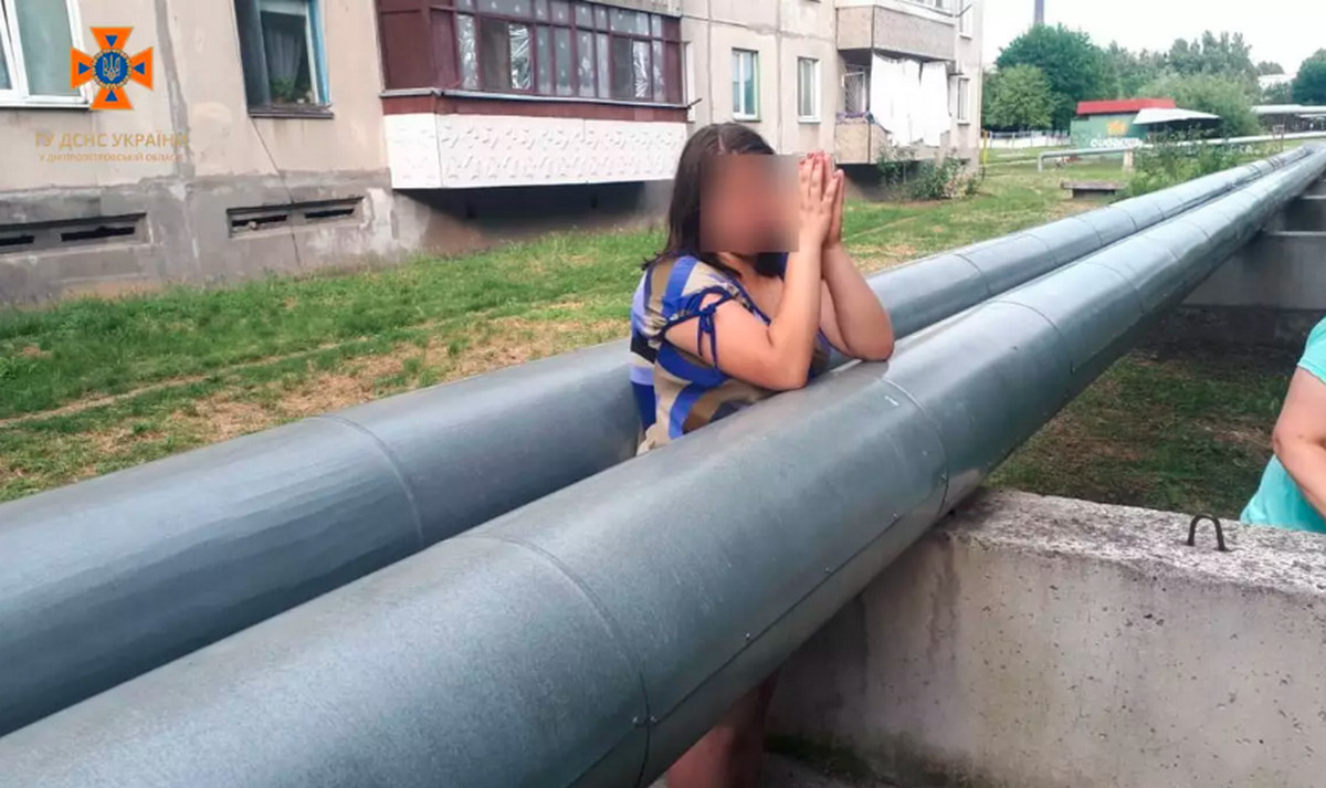 У місті Першотравенськ між трубами теплотраси застрягла дівчина.