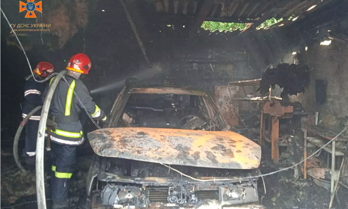 Внаслідок пожежі знищено дві автівки - «ВАЗ-2107» та «ВАЗ-21010»
