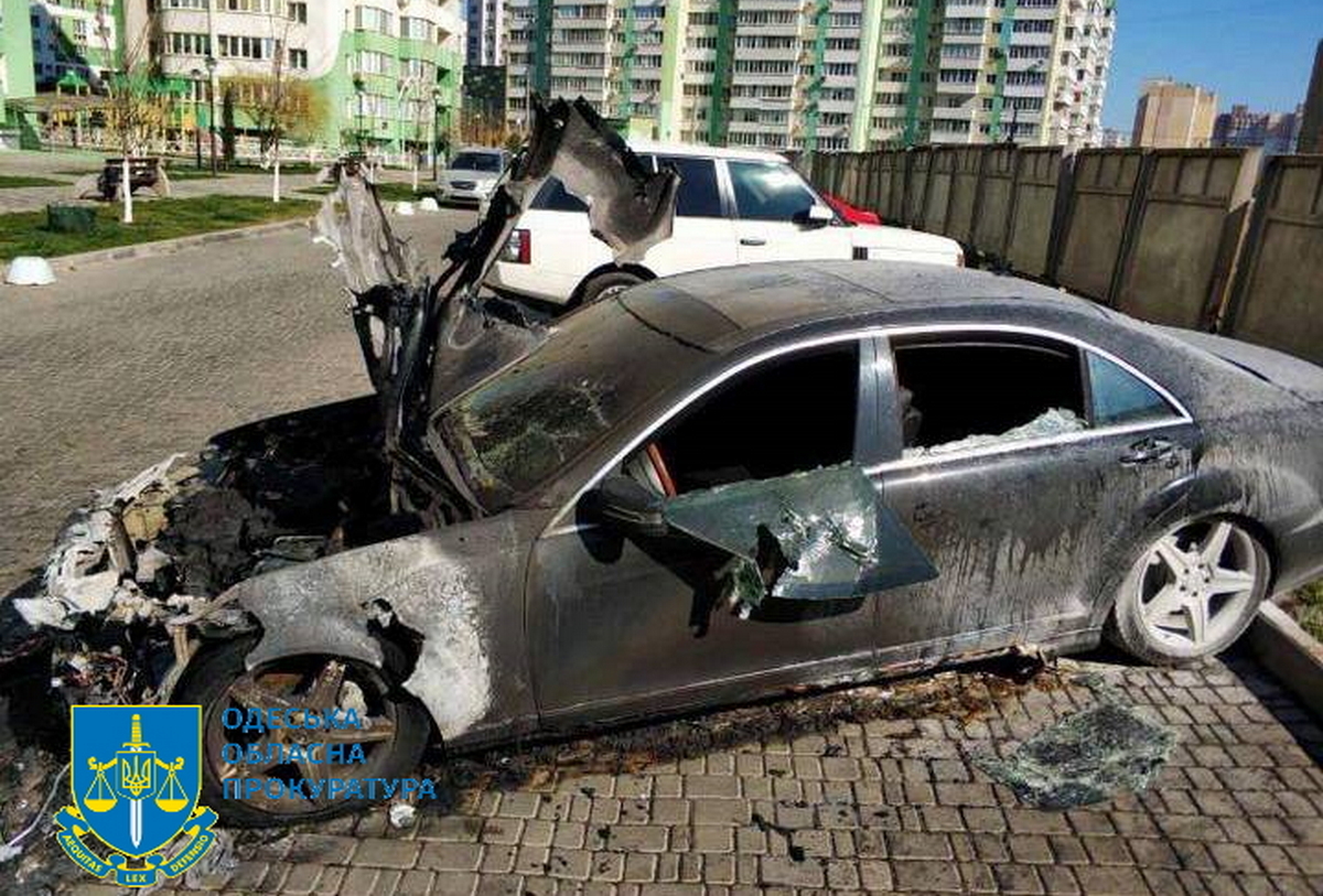 Гастролери з Дніпропетровщини за грошову винагороду підпалили три елітні авто в Одесі.