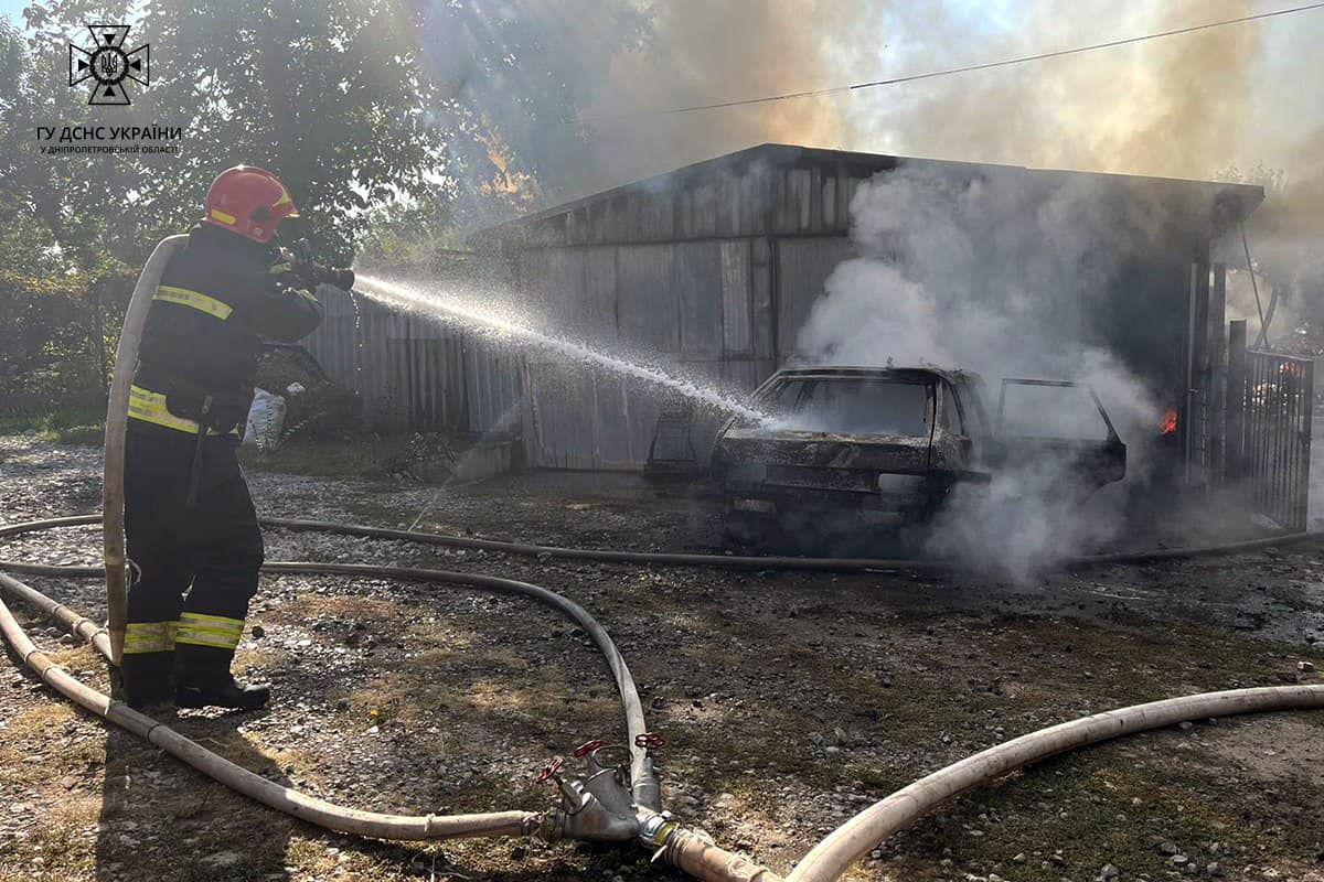 Вогнем знищені легкові автомобілі «ВАЗ-2109» та «Ford Ka», пошкоджено автомобіль «Geely Emgrand»