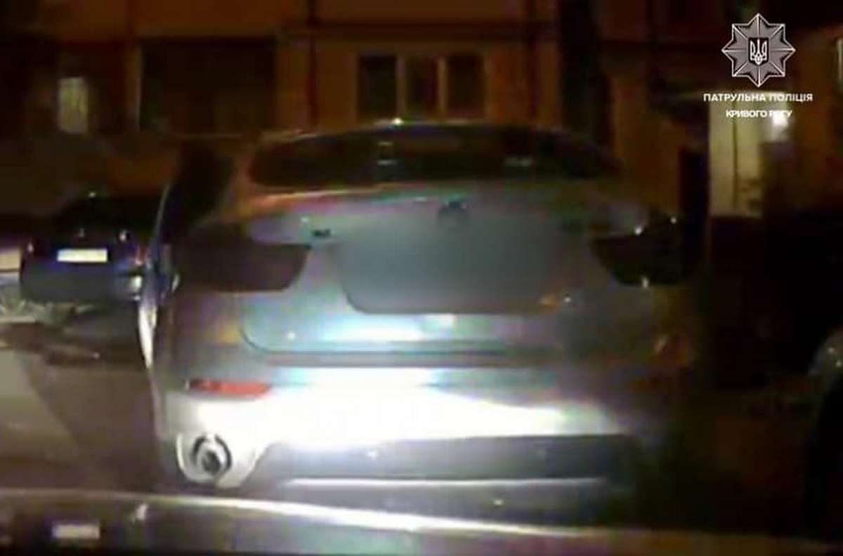 Під час патрулювання інспектори зупинили автомобіль BMW за порушення правил дорожнього руху.