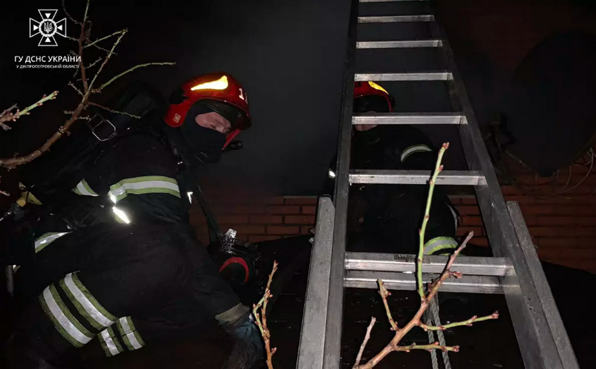 Рятувальники з'ясували, що горить дах будинку