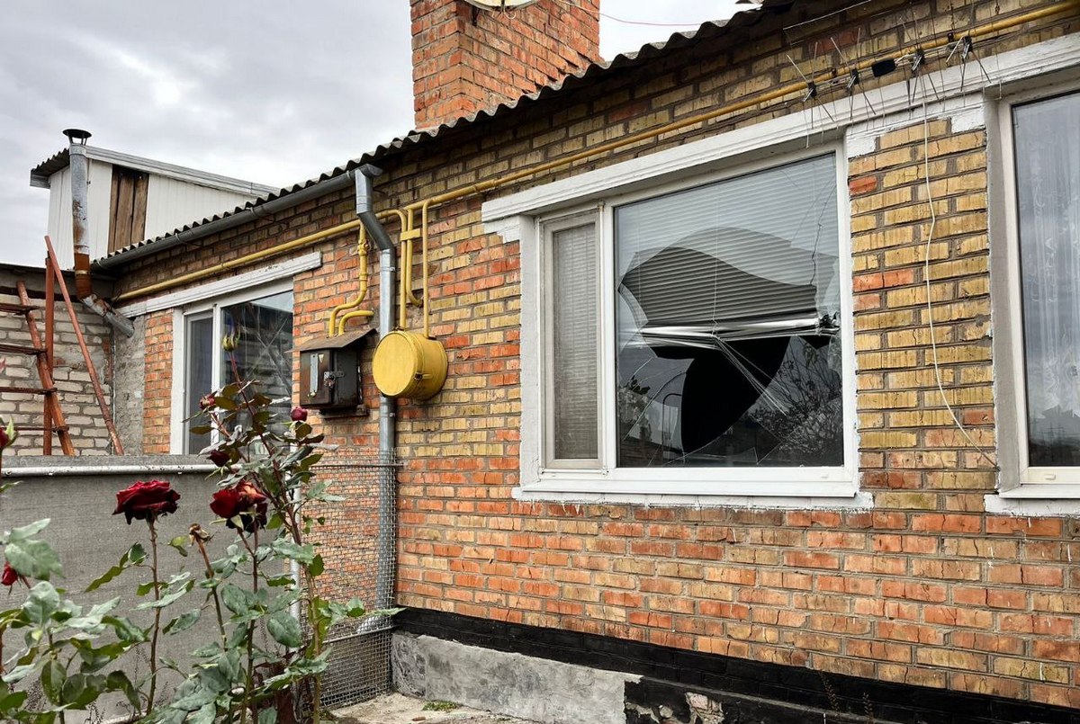 Пошкоджений обстрілом житловий будинок