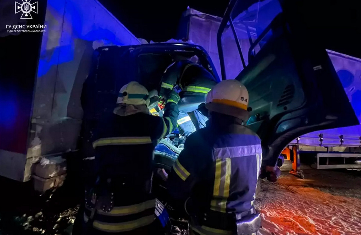Фахівці ДСНС за допомогою спеціального аварійно-рятувального інструменту деблокували тіло загиблого чоловіка