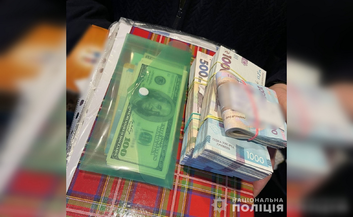 Під час обшуків правоохоронці вилучили у затриманого понад 400 тисяч гривень, 6 тисяч доларів США.