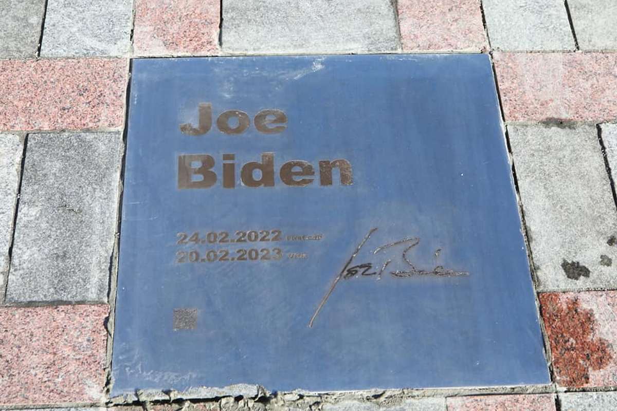 Табличка на честь Джо Байдена, яка розташована навпроти Верховної Ради.