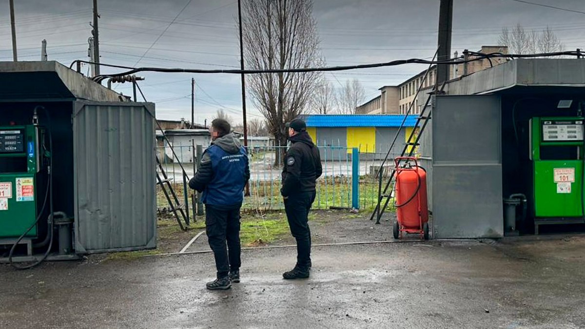 У Кривому Розі діяло злочинне угрупування, учасники якого незаконно виготовляли та продавали пальне у Дніпропетровській області.