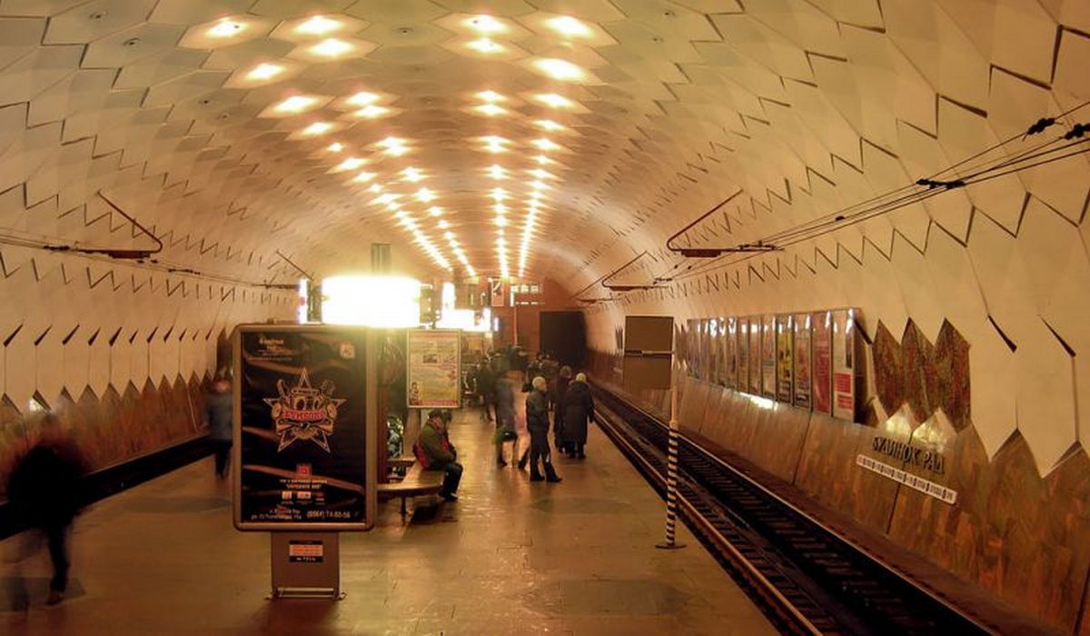 Підземні станції обладнані як метро