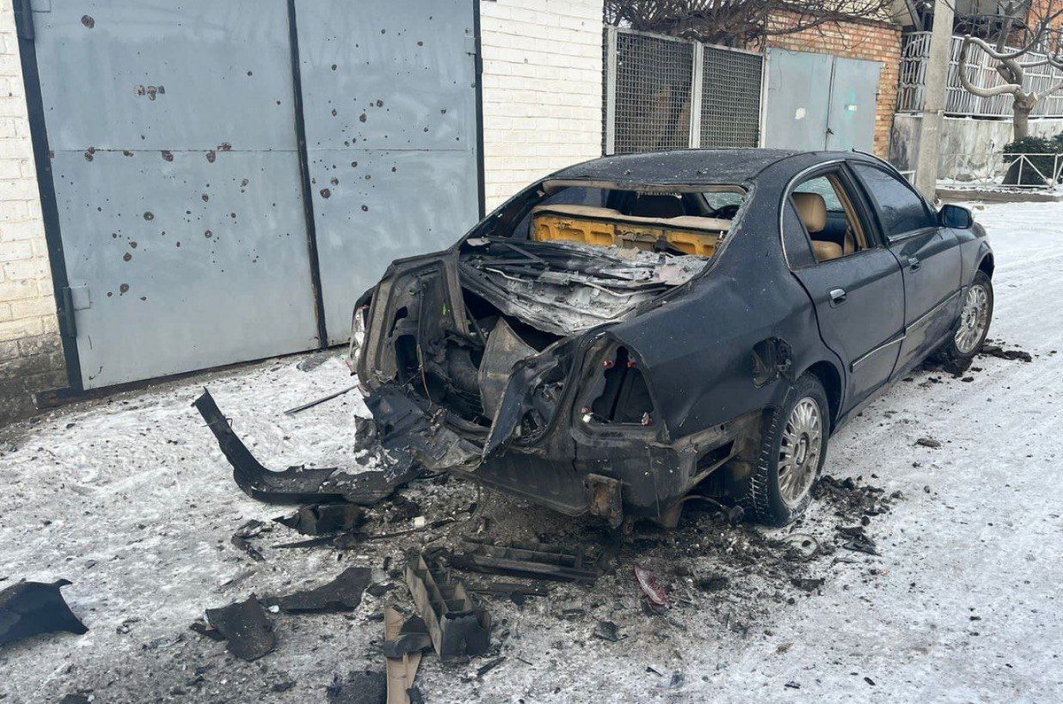 Автівка після російського обстрілу