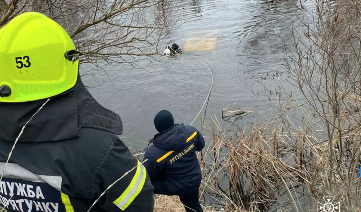 Легковий автомобіль «ВАЗ 2108» знаходився у воді на відстані 10 метрів та на глибині 2 метрів від берега.