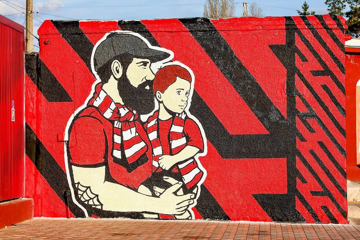 Ультрас «Кривбасу» створили графіті із зображенням батька з сином, які прийшли вболівати за червоно-білих.