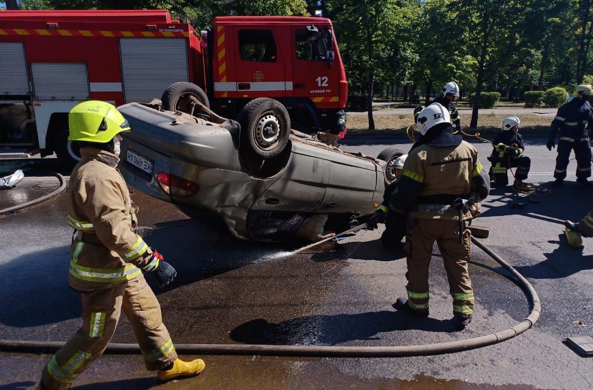 Автомобіль спочатку відкинуло на стовб, а потім ще далі.