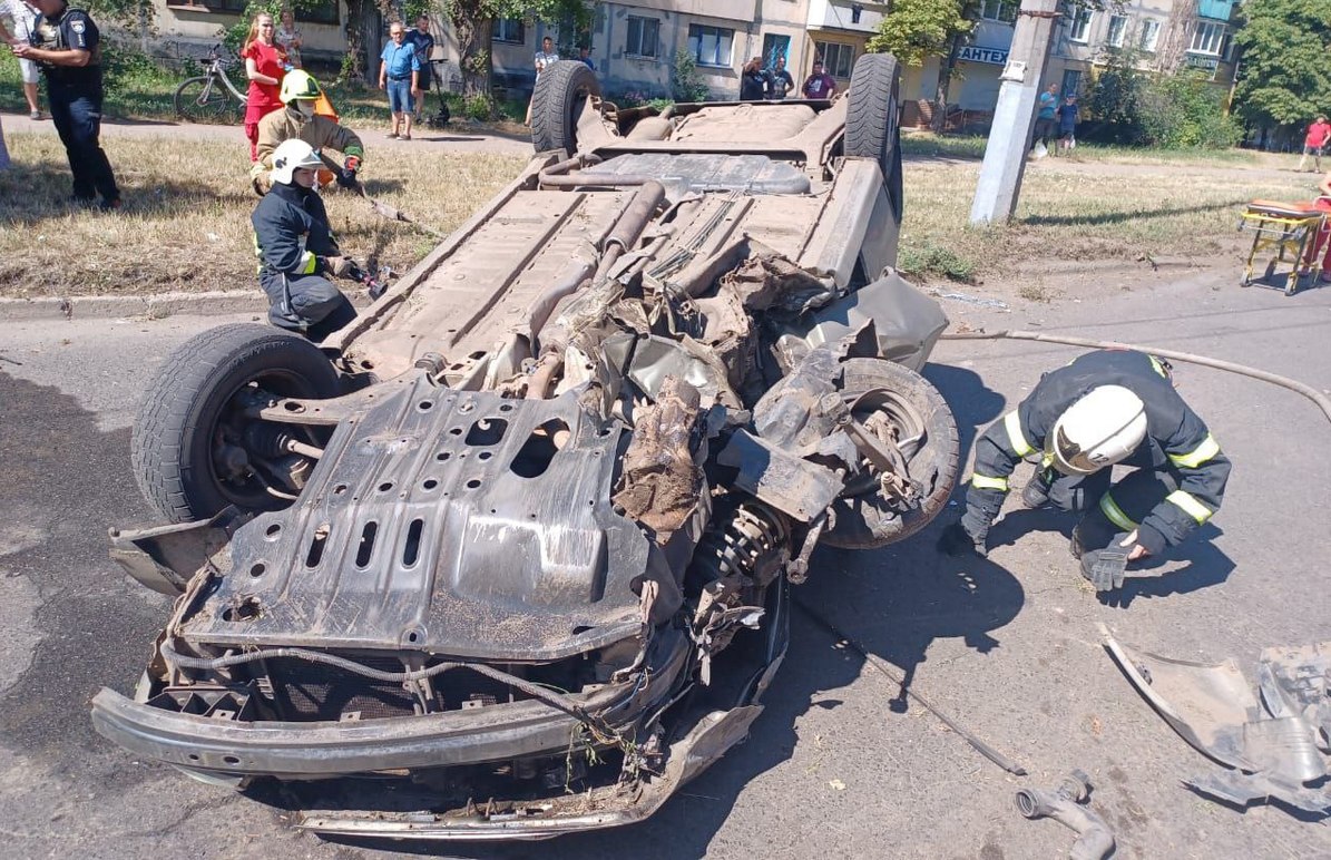Автомобіль  Lanos мчав на великій швидкості.