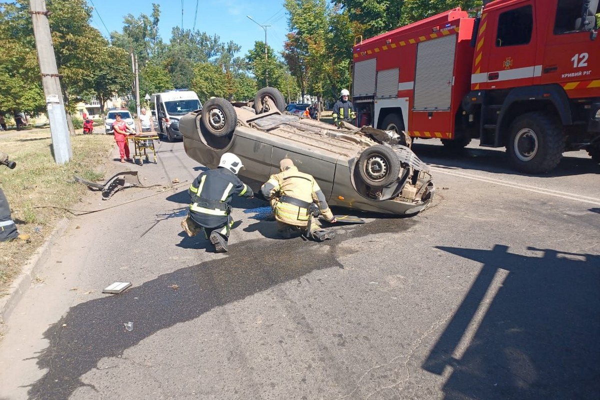 Автомобіль спочатку відкинуло на стовб, а потім ще далі.