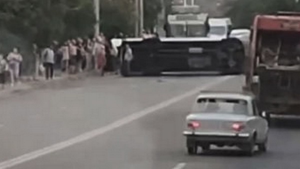 Під час руху автівка заїхала на бордюр та перевернулася.