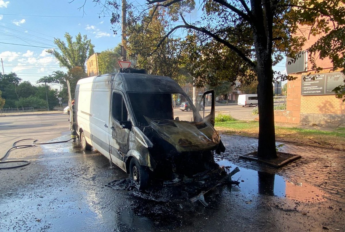 Вогнеборці, які приїхали за викликом загасили вогонь. 