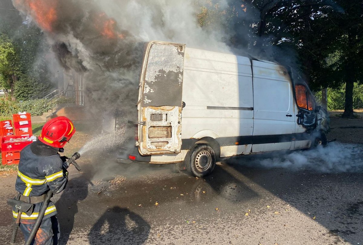 На проспекті Миру загорівся мікроавтобус.